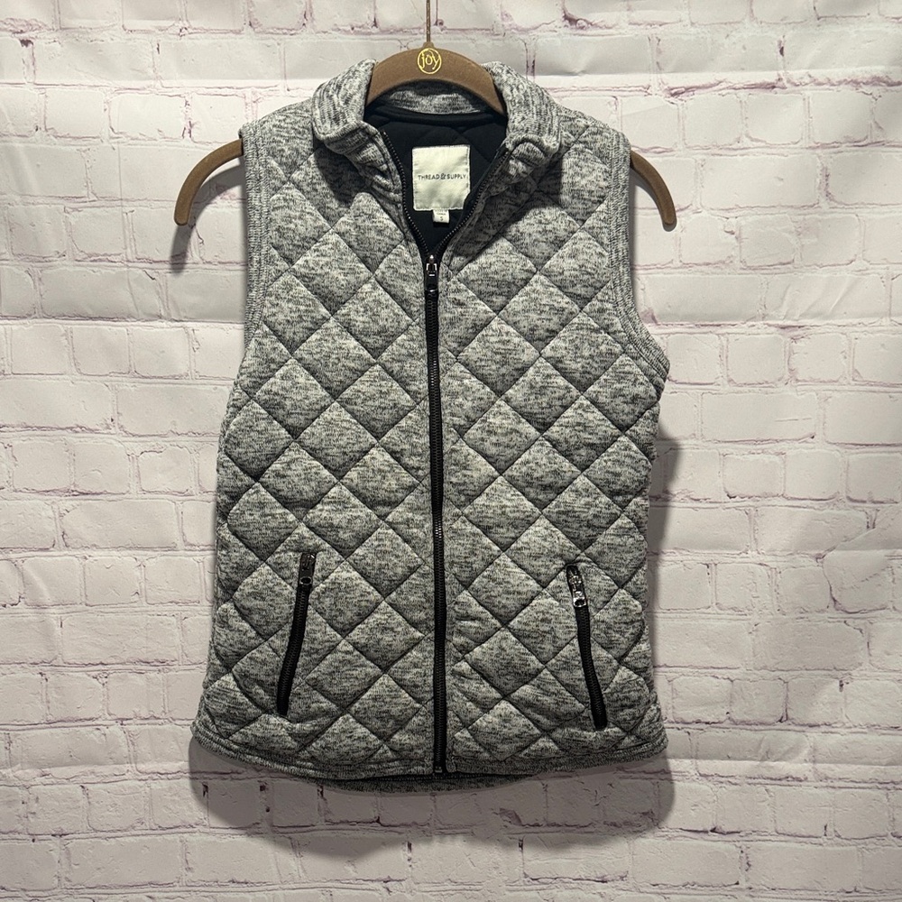 Thread &‎ Supply Gray Quilted Zip Up  Vest Woman’s Size Small
